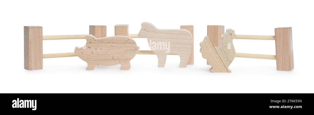 Kit avec figurines d'animaux de ferme en bois isolé sur blanc. Jouet éducatif pour le développement de la motricité Banque D'Images