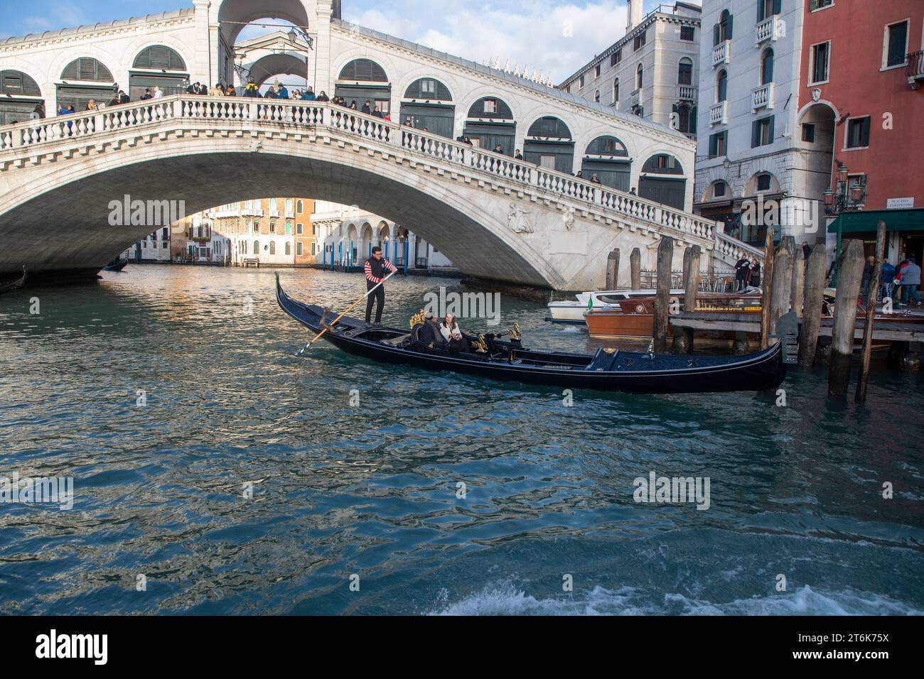 Venise, Italie. Touristes à cheval en gondole au Grand Canal explorant la ville de Venise. Banque D'Images