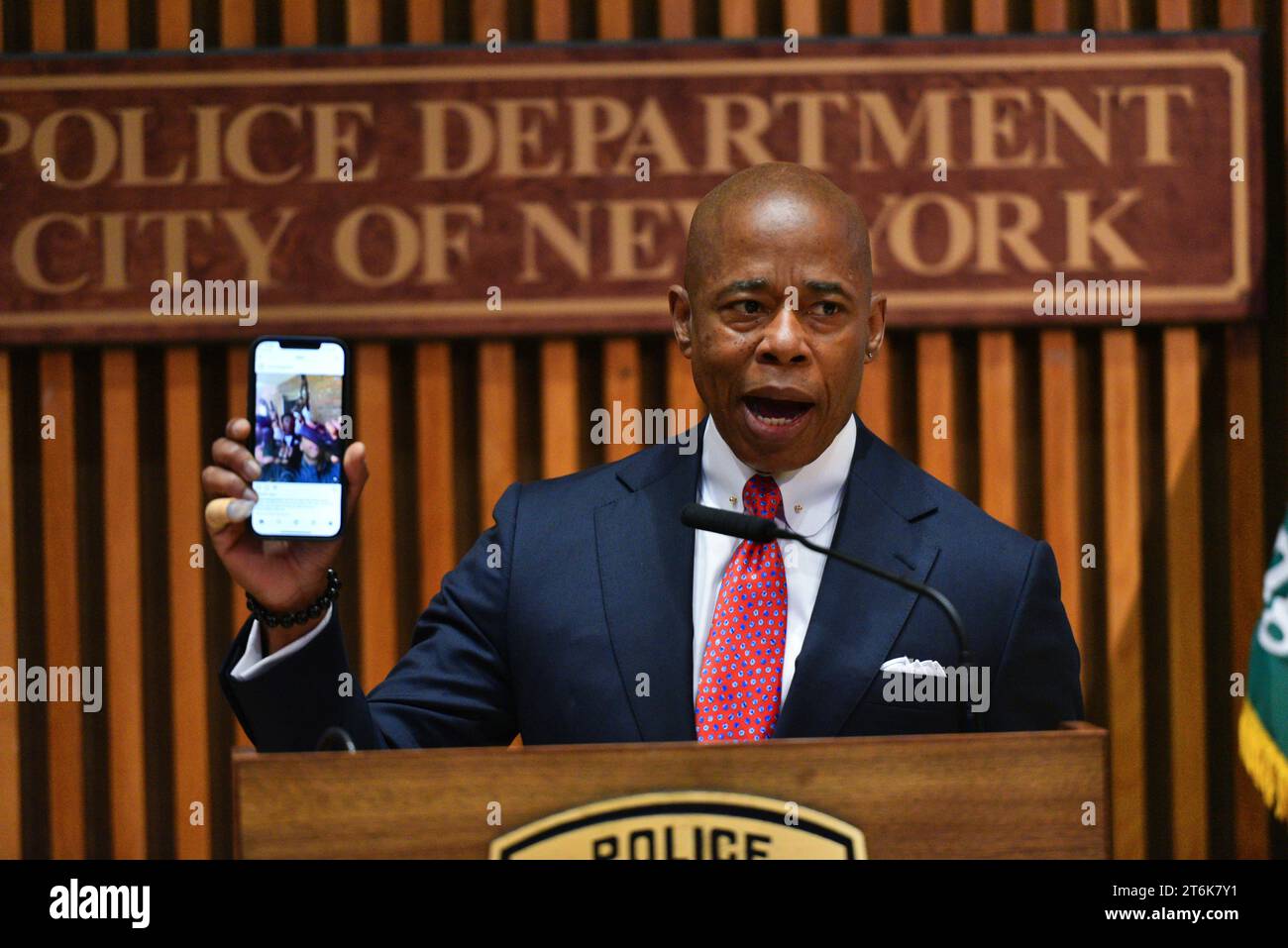 Le maire de New York, Eric Adams, parle des armes confisquées dans les écoles publiques de New York lors d'une conférence de presse au siège de la police le 25 mai Banque D'Images