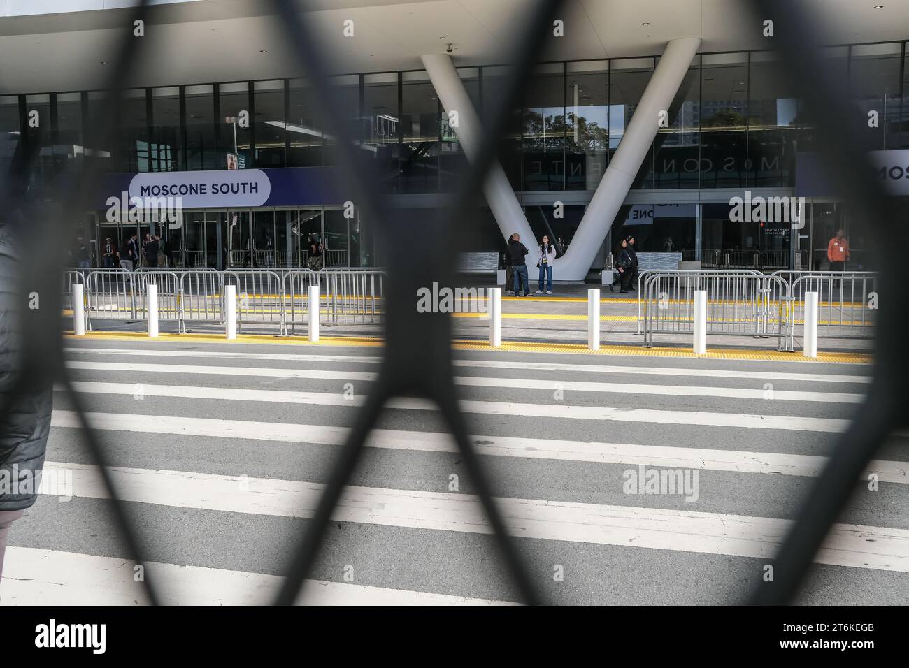 La rue à l'extérieur du Moscone Center est fermée et clôturée. La