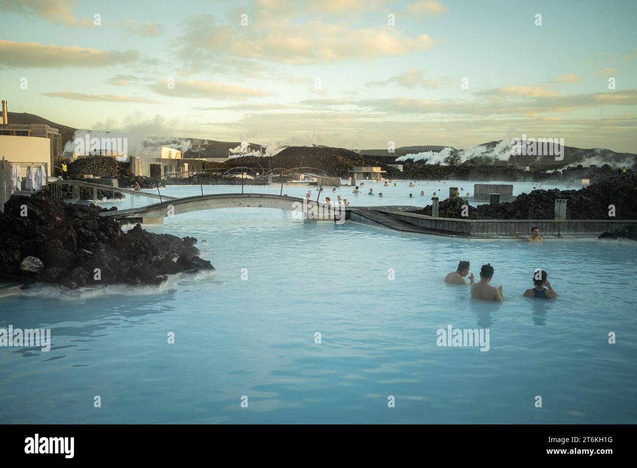 8 novembre 2023, Grindavik, Islande : la grande majorité des touristes visitant l'Islande passent par les sources chaudes du lagon bleu. Le site est devenu une attraction touristique majeure pour le pays. L’éruption volcanique menace la continuité de ce bel endroit. Images des heures précédant la fermeture du Resort. L’Islande se prépare à une autre éruption volcanique sur la péninsule de Reykjanes. Après plus de 1400 tremblements de terre au cours des dernières 48 heures dans la région de Grindavik, les experts avertissent d’une éruption volcanique très probable dans les prochains jours. En 2021, 2022 et 2023, éruptions volcaniques successives Banque D'Images