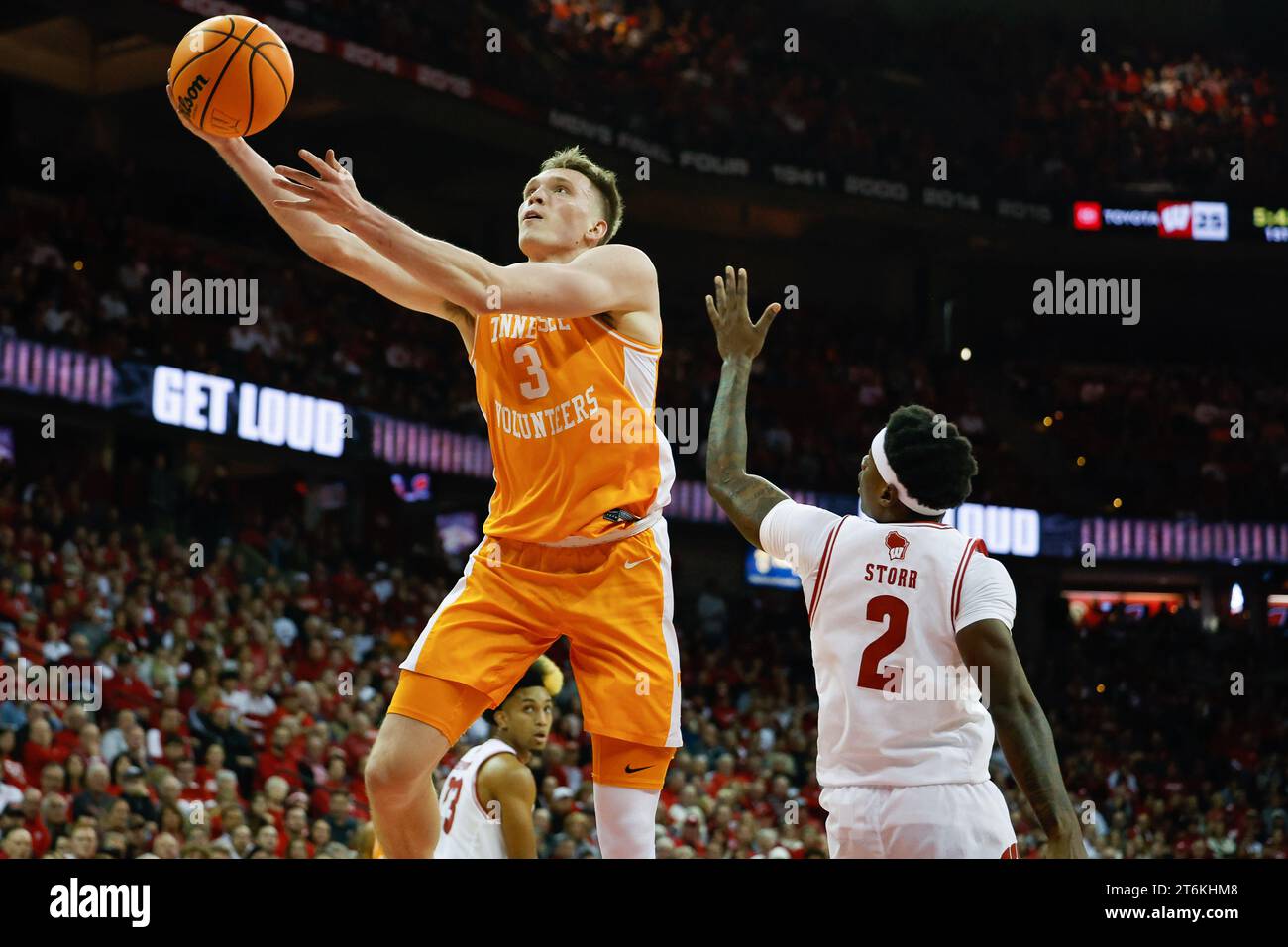 10 novembre 2023 : Dalton Knecht (3 ans) garde les volontaires du Tennessee lors d'un match de basket-ball entre les volontaires du Tennessee et les Badgers du Wisconsin au Kohl Center à Madison, WI. Darren Lee/CSM Banque D'Images