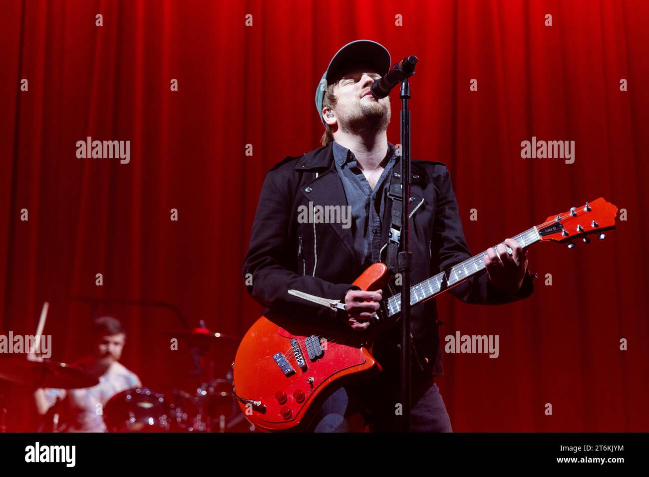 MILAN, ITALIE - OCTOBRE 22 : Patrick Stump de Fall Out Boy joue au Mediolanum Forum Assago Milan le 22 octobre 2023 à Milan, Italie. (Photo de Roberto Finizio/NurPhoto) Banque D'Images