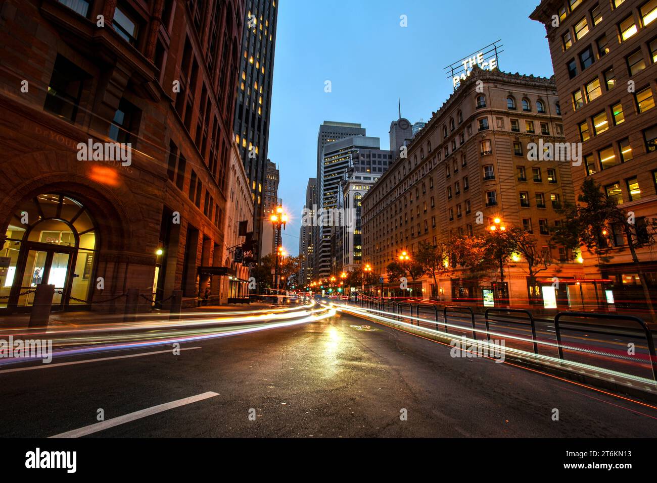 Sentiers légers sur Market Street - San Francisco, Californie Banque D'Images