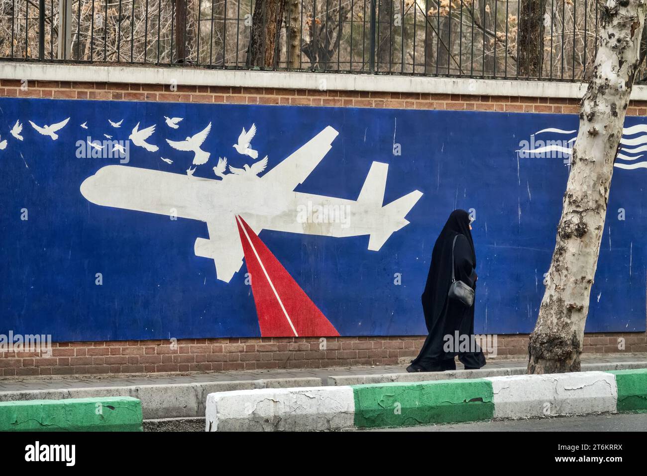 Téhéran, Iran- 14 janvier 2023 : colombe de la paix (avion). Manifestation de protestation contre les États-Unis Banque D'Images