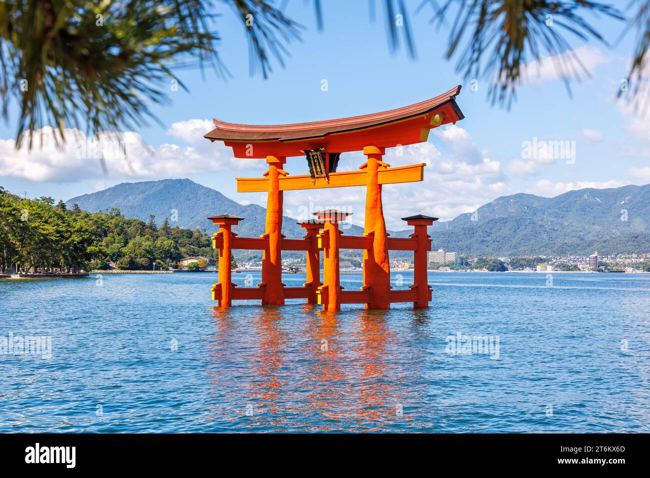 Célèbre porte rouge Grand Torii de bois de l'eau du patrimoine mondial de l'UNESCO sur l'île de Miyajima au Japon Banque D'Images