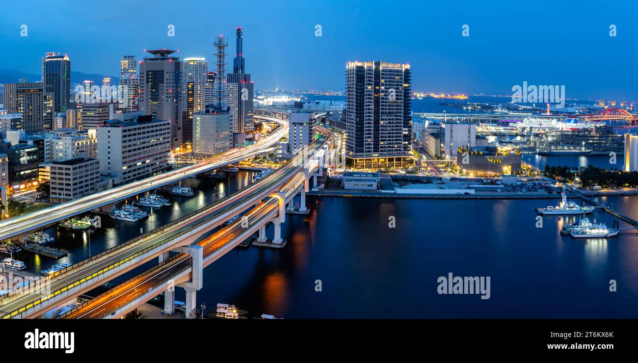 Skyline de Kobe vue d'en haut avec vue sur le port et le trafic routier surélevé au crépuscule au Japon Banque D'Images