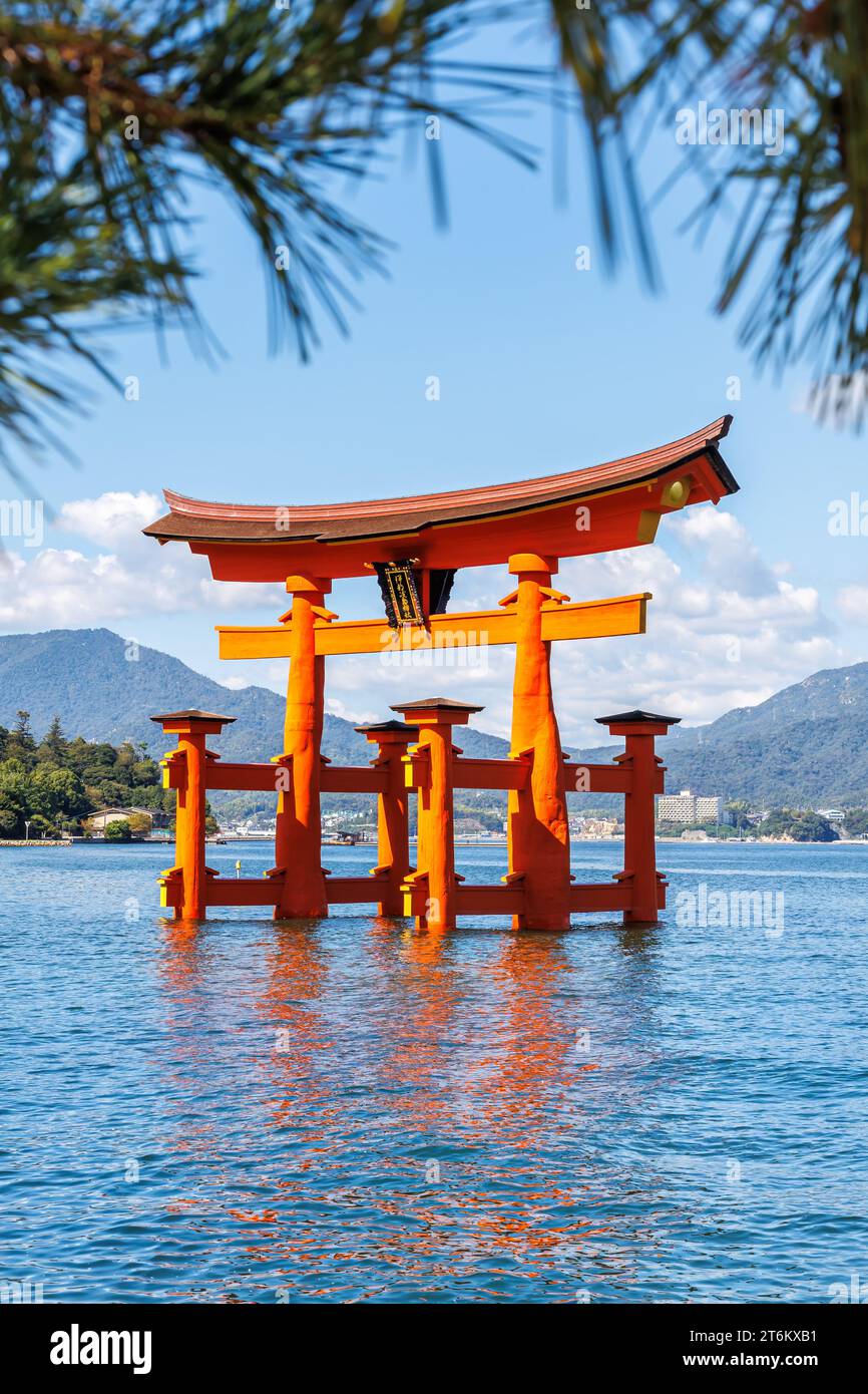 Célèbre porte rouge Grand Torii en bois portrait au format eau du patrimoine mondial de l'UNESCO sur l'île de Miyajima au Japon Banque D'Images