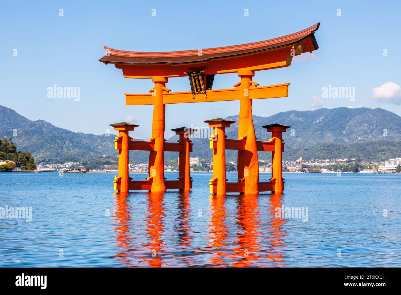 Célèbre porte rouge Grand Torii de bois de l'eau du patrimoine mondial de l'UNESCO sur l'île de Miyajima au Japon Banque D'Images