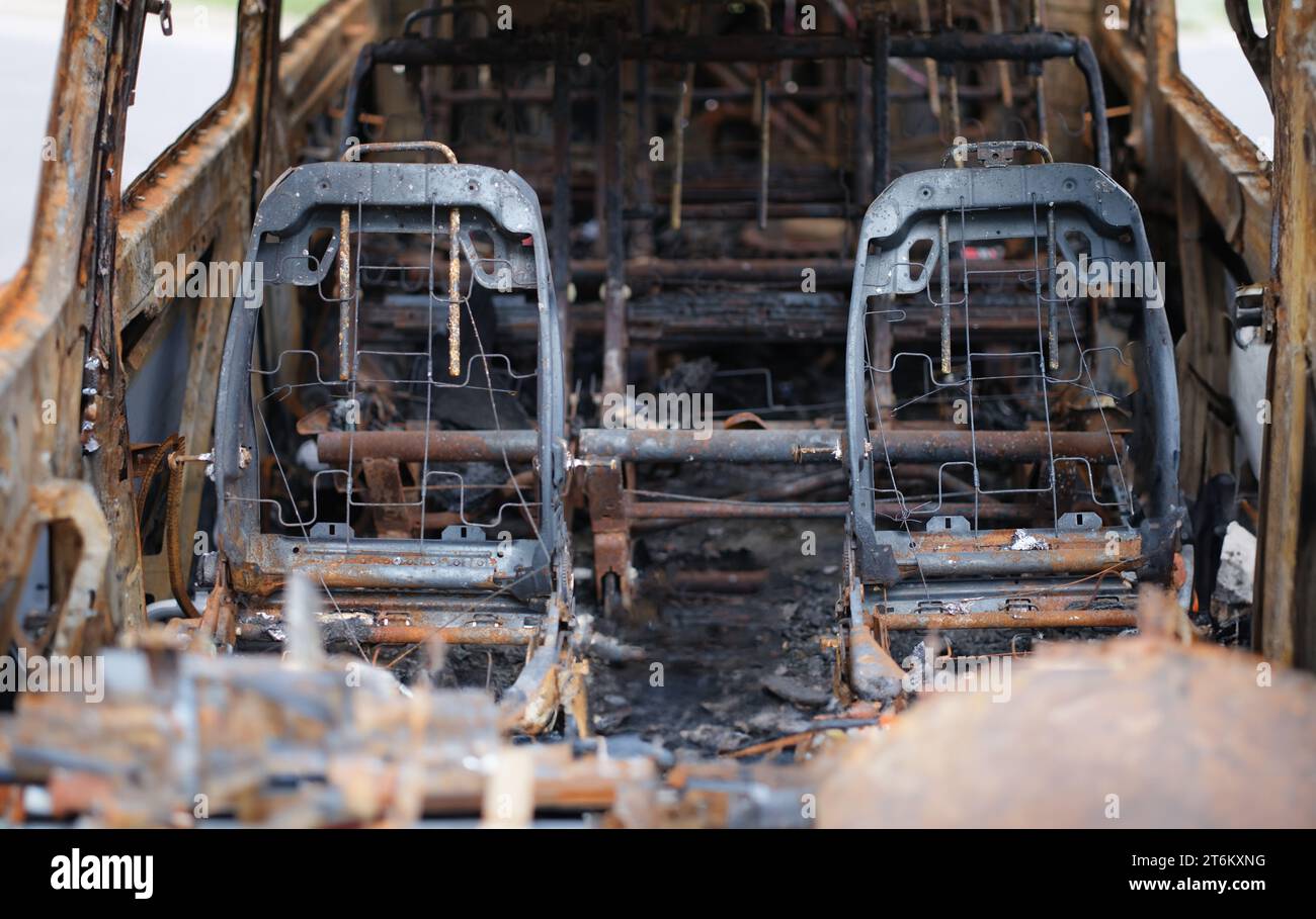 Voiture brûlée après accident. Indemnité d'assurance après incendie de voiture Banque D'Images