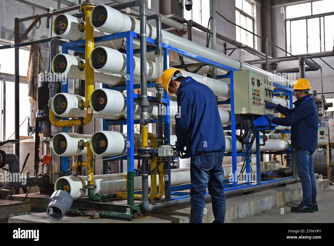 YANTAI, CHINE - 11 NOVEMBRE 2023 - Un membre du personnel d'une compagnie d'énergie thermique exploite une unité d'osmose inverse de traitement de l'eau à Yantai, dans la province du Shandong Banque D'Images
