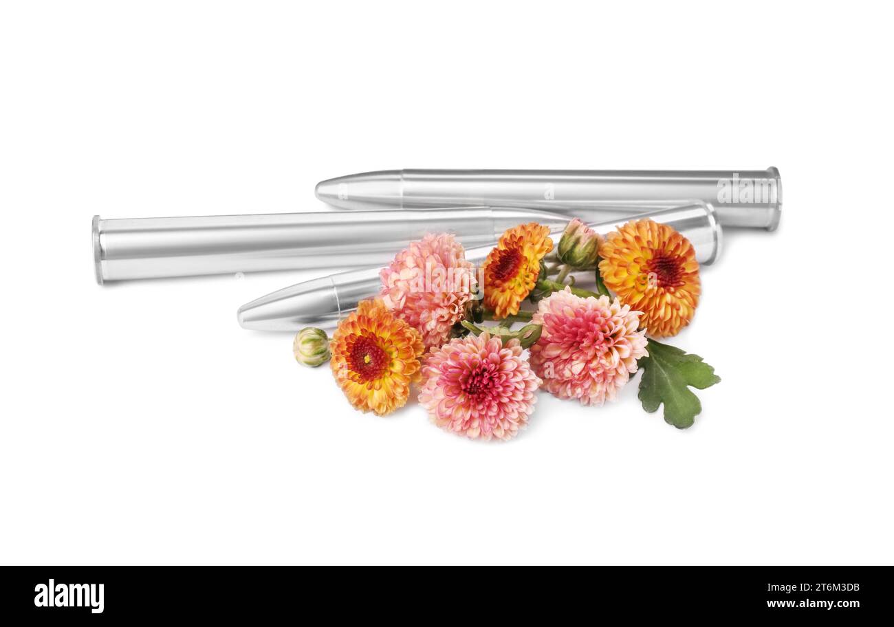 Balles et belles fleurs isolées sur blanc Banque D'Images