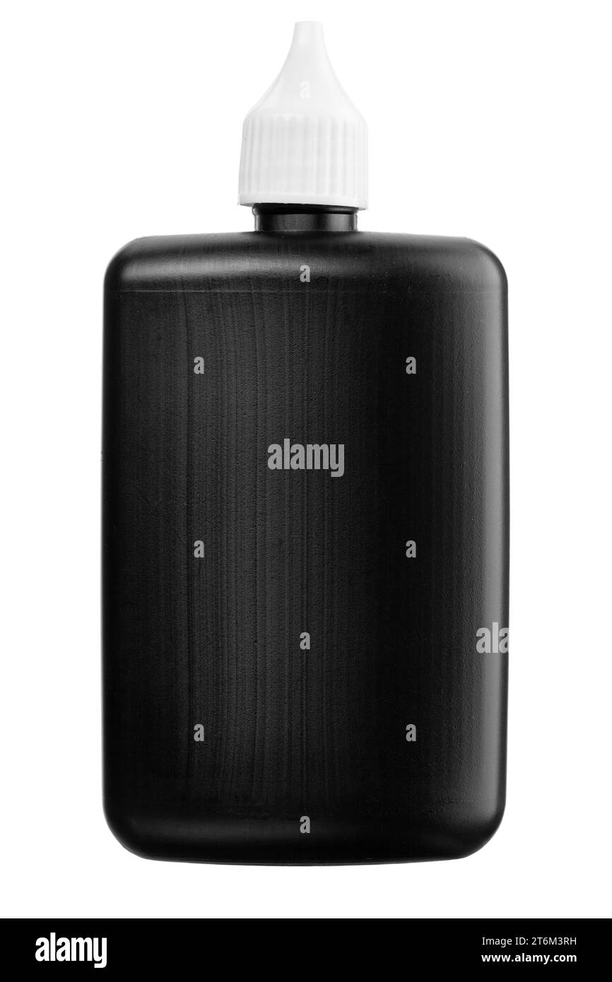 Bouteille en plastique d'huile lubrifiante universelle isolée sur fond blanc. Le fichier contient un chemin d'écrêtage. Banque D'Images