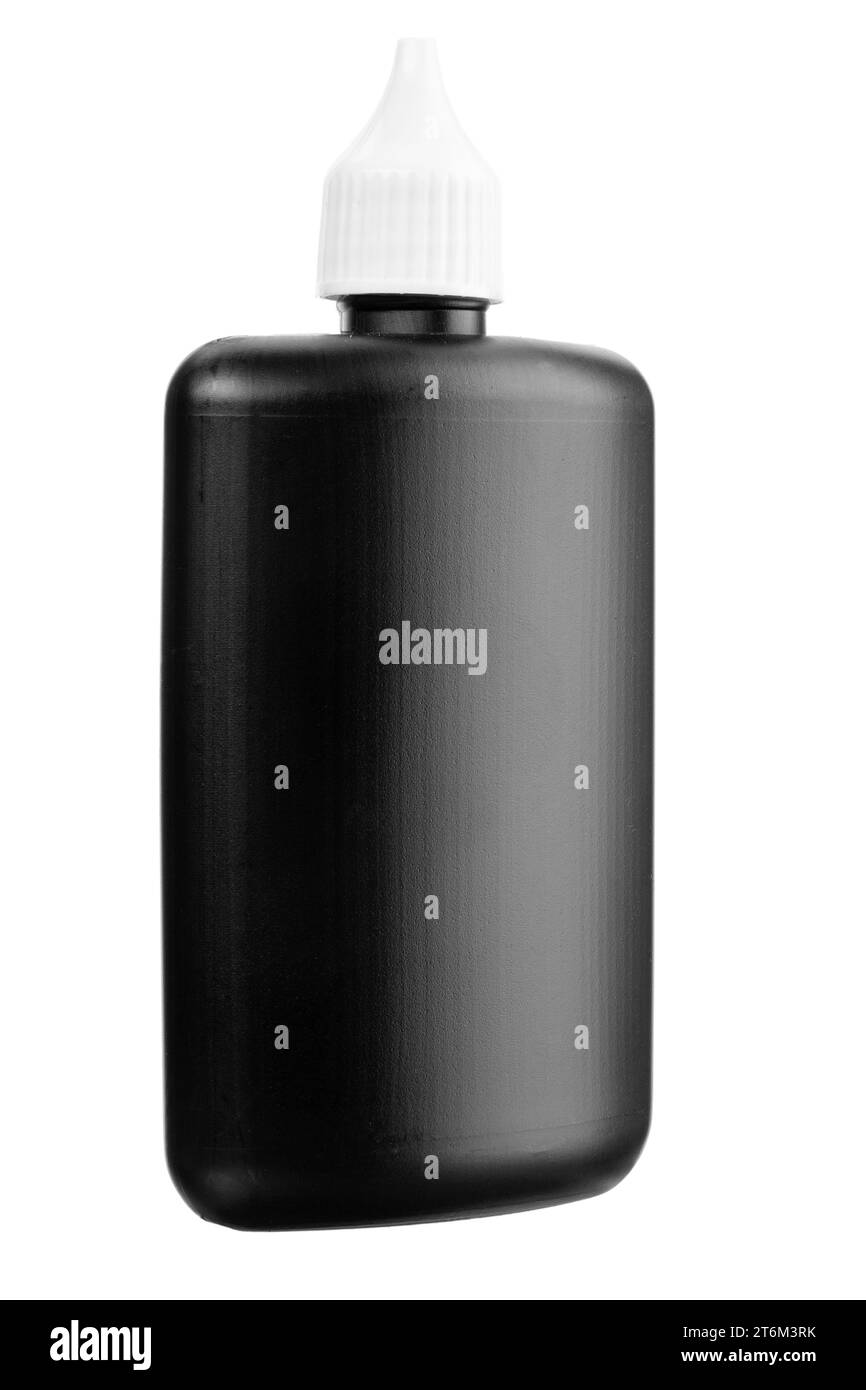 Bouteille en plastique d'huile lubrifiante universelle isolée sur fond blanc. Le fichier contient un chemin d'écrêtage. Banque D'Images