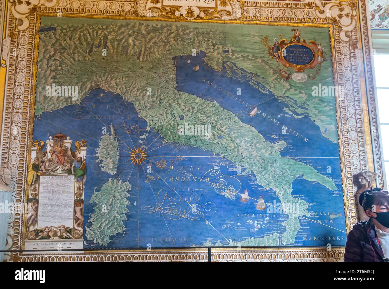 ROME, VATICAN - MARTH 9, 2023 : Ceci est l'une des cartes en relief dans la Galerie des cartes des Musées du Vatican. Banque D'Images