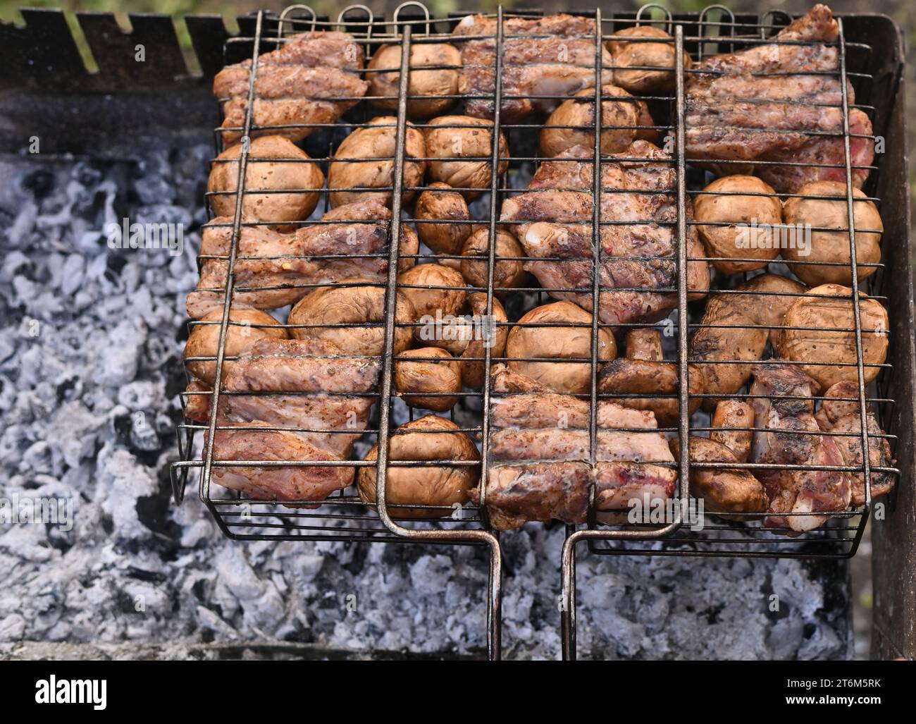 sur le gril, un shish kebab est préparé à partir de côtes de porc et de champignons Banque D'Images