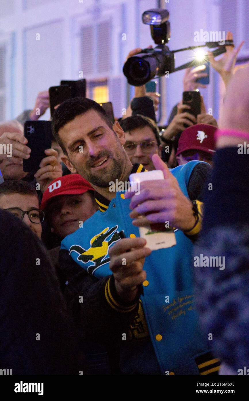 Torino, Italie. 10 novembre 2023. Le joueur de tennis Novak Djokovic rencontre ses fans sur la Piazza Castello, Turin avant les finales Nitto ATP 2023. Crédit de départ : Marco Destefanis/Alamy Live News Banque D'Images