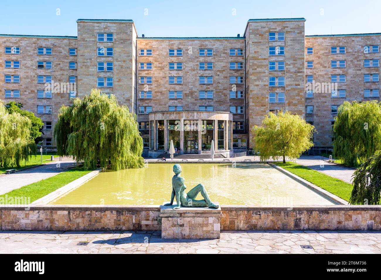 Statue de nymphe dans le parc du bâtiment IG Farben à Francfort-sur-le-main, en Allemagne, qui abrite le campus Westend de l'Université Goethe depuis 2001. Banque D'Images