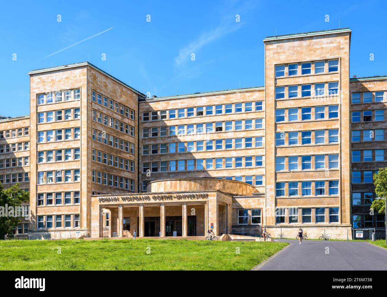 Entrée principale du bâtiment IG Farben à Francfort-sur-le-main, en Allemagne, qui abrite le campus Westend de l'Université Goethe de Francfort depuis 2001. Banque D'Images