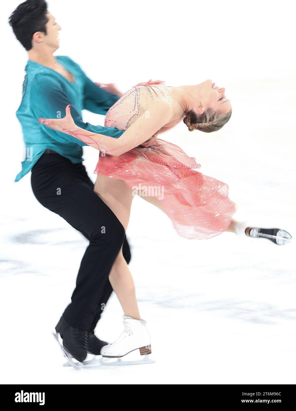 (231110) -- CHONGQING, 10 nov. 2023 (Xinhua) -- Marjorie Lajoie (R) /Zachary Lagha du Canada se produisent lors de la danse libre sur glace au Grand Prix ISU de patinage artistique de la coupe de Chine 2023 dans la municipalité de Chongqing, dans le sud-ouest de la Chine, le 11 nov. 2023. (Xinhua/Xu Yanan) Banque D'Images