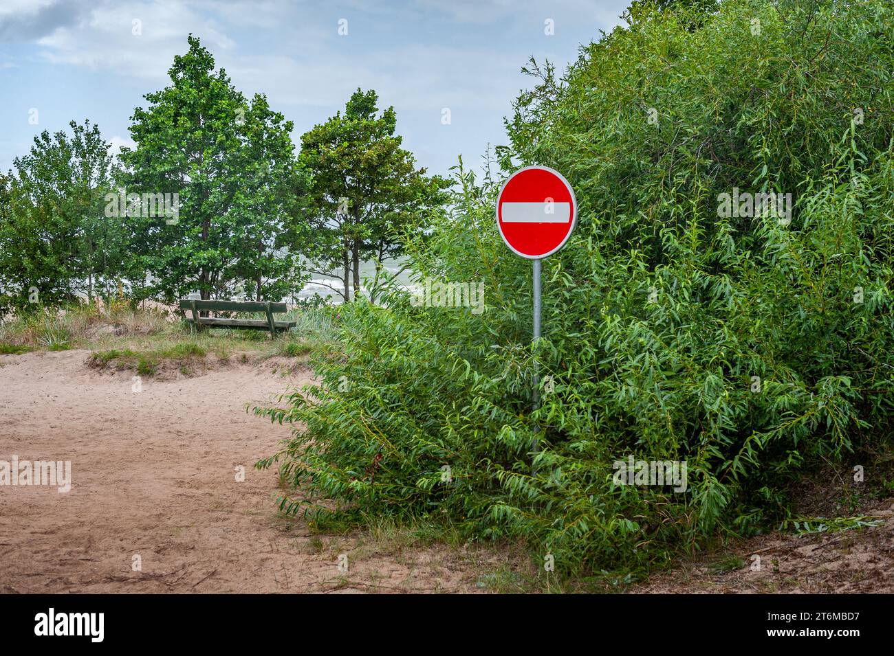 Pas de parking sur le panneau de plage. Photo concept du parking et de la protection de la nature. Panneau interdisant l'accès à la plage. Sentier de l'embouchure de la rivière Uzava, Lettonie. Banque D'Images