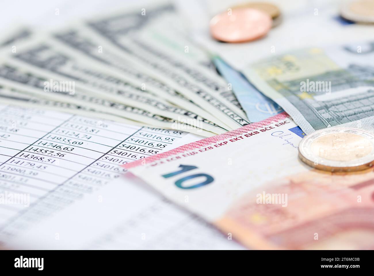Fonds de comptabilité d'affaires de finance avec euro et dollar monnaie sur la feuille de données. Banque D'Images