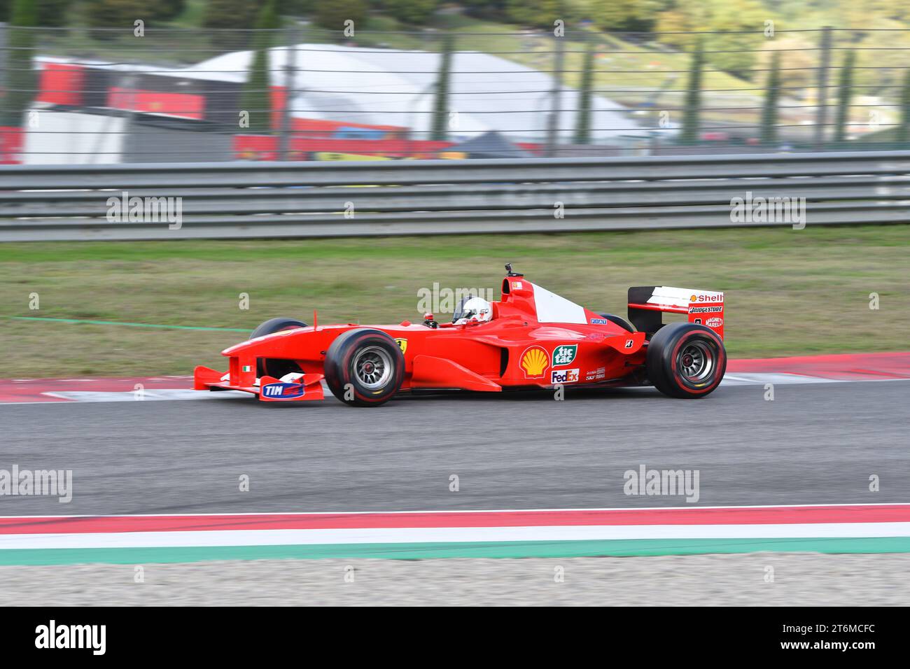 Scarperia, Mugello - 28 octobre 2023 : Ferrari F1-2000 année 2000 ex Michael Schumacher en action sur le circuit du Mugello lors des Ferrari World finals 202 Banque D'Images