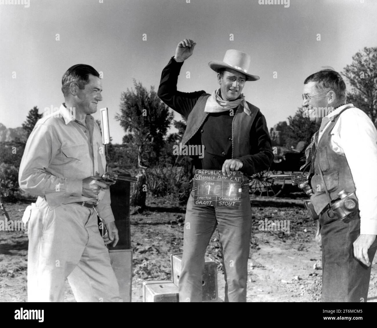 Le réalisateur JAMES EDWARD GRANT JOHN WAYNE et le cinéaste ARCHIE J. STOUT sur le plateau ont tourné Candid gag avec des armes à feu en Arizona en avril 1946 le premier jour du tournage de THE ANGEL AND THE BADMAN 1947 réalisateur / scénariste JAMES EDWARD GRANT John Wayne Productions / Republic Pictures Banque D'Images