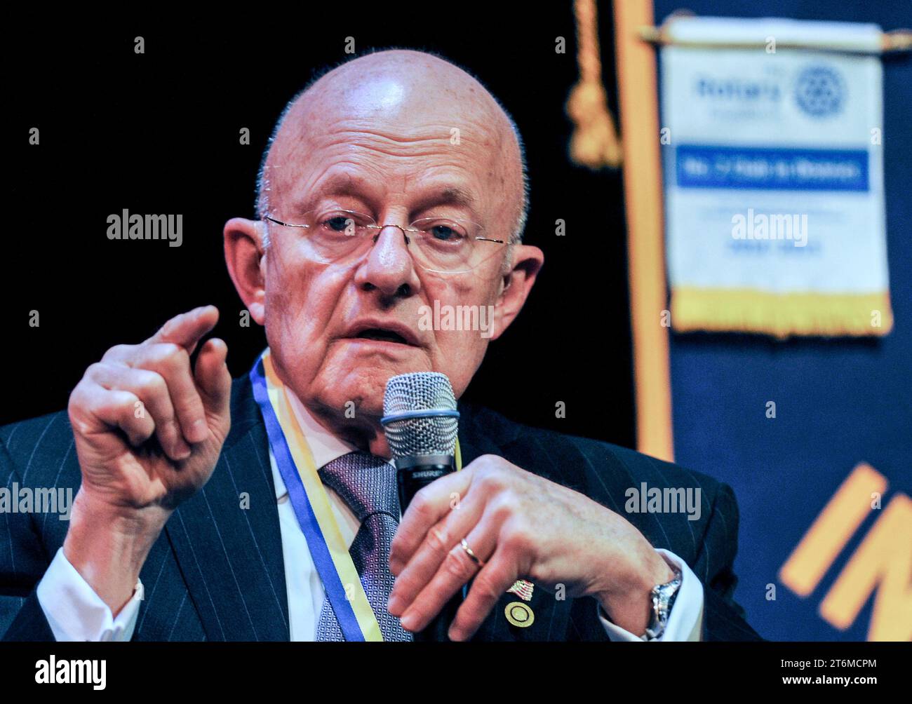 17 janvier 2018, Melbourne, Floride, États-Unis: James R. Clapper, Jr., lieutenant général à la retraite dans l'armée de l'air des États-Unis et ancien directeur du renseignement national des États-Unis, s'adresse au public après avoir reçu le Paul Harris Fellowship Award du Rotary Club of Indialantic, Floride, au King Center for the Performing Arts de Melbourne. Ce prix est la plus haute distinction du Rotary International. (Image de crédit : © Paul Hennessy/SOPA Images via ZUMA Press Wire) USAGE ÉDITORIAL SEULEMENT! Non destiné à UN USAGE commercial ! Banque D'Images