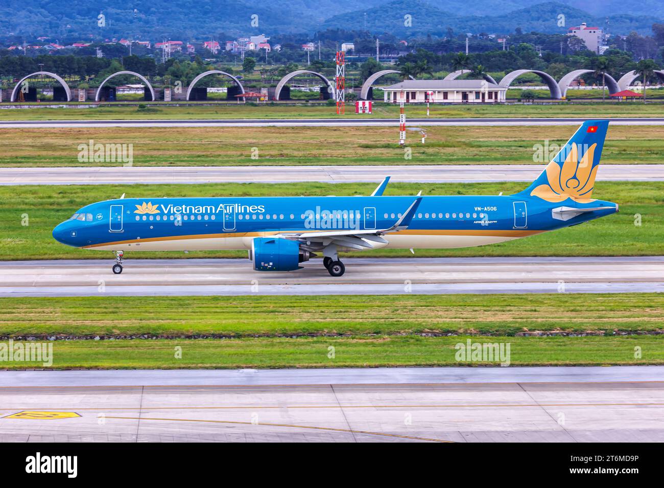 Hanoi, Vietnam - 7 octobre 2023 : avion Airbus A321neo de Vietnam Airlines à l'aéroport de Hanoi (HAN) au Vietnam. Banque D'Images