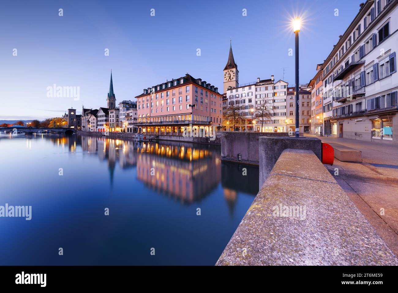 Zurich, Suisse sur la rivière Limmat à l'heure bleue. Banque D'Images