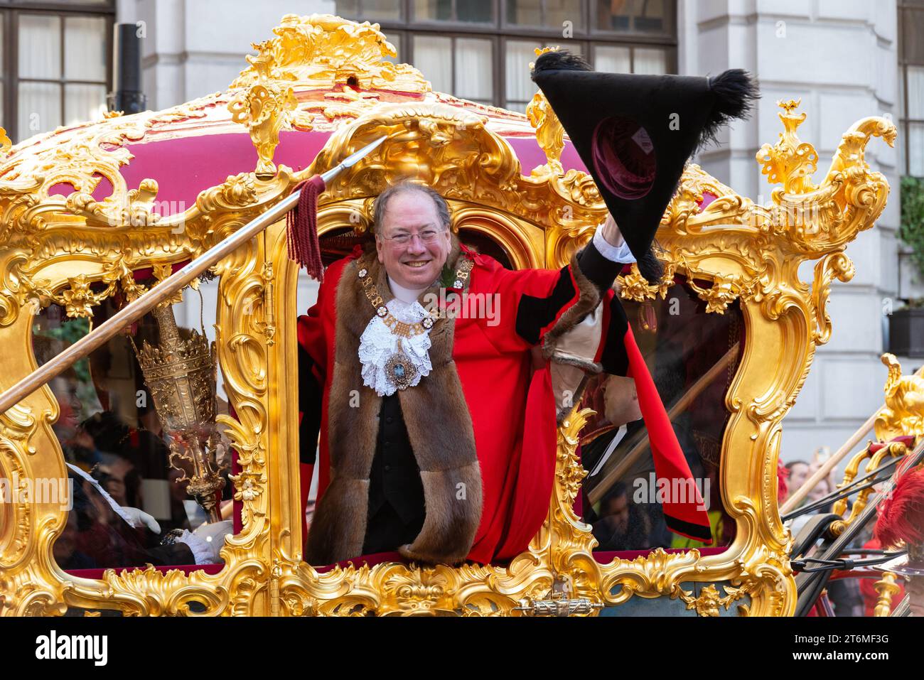 Volaille, Londres, Royaume-Uni. 11 novembre, 2023.le Lord Mayor’s Show a plus de 800 ans et dans les temps modernes se compose de milliers de participants. Le 695e Lord Maire de Londres est l'échevin Michael Mainelli du Broad Street Ward qui a rejoint le défilé dans le Gold State Coach Banque D'Images