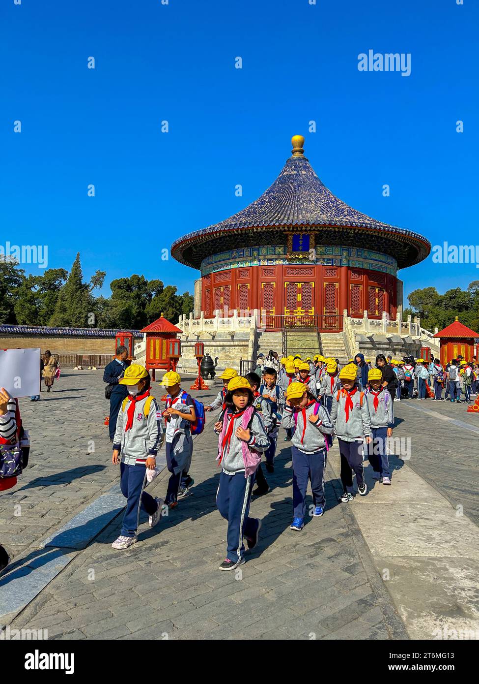 Pékin, Chine, grande foule, Chinois, enfants, étudiants, touristes, visite au Palais d'hiver, enfants en uniforme scolaire marchant avec le professeur, vieille chine, jeunes filles chinoises à l'école Banque D'Images