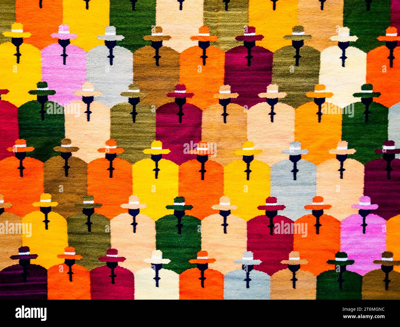 Tissu tissé ethnique en laine d'alpaga bébé avec motif folklorique péruvien, marché Chinchero, Pérou Banque D'Images