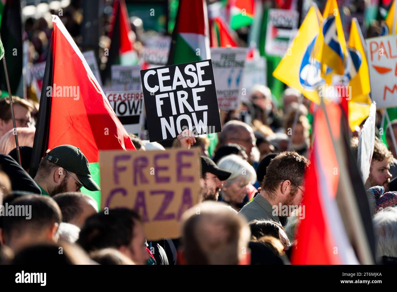 Édimbourg, Écosse, Royaume-Uni. 11 novembre 2023. Manifestation pro palestinienne sur le pont Waverley à Édimbourg. Manifestants réclamant un cessez-le-feu à Gaza. Iain Masterton/Alamy Live News Banque D'Images