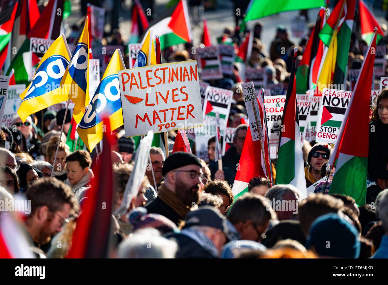 Édimbourg, Écosse, Royaume-Uni. 11 novembre 2023. Manifestation pro palestinienne sur le pont Waverley à Édimbourg. Manifestants réclamant un cessez-le-feu à Gaza. Iain Masterton/Alamy Live News Banque D'Images