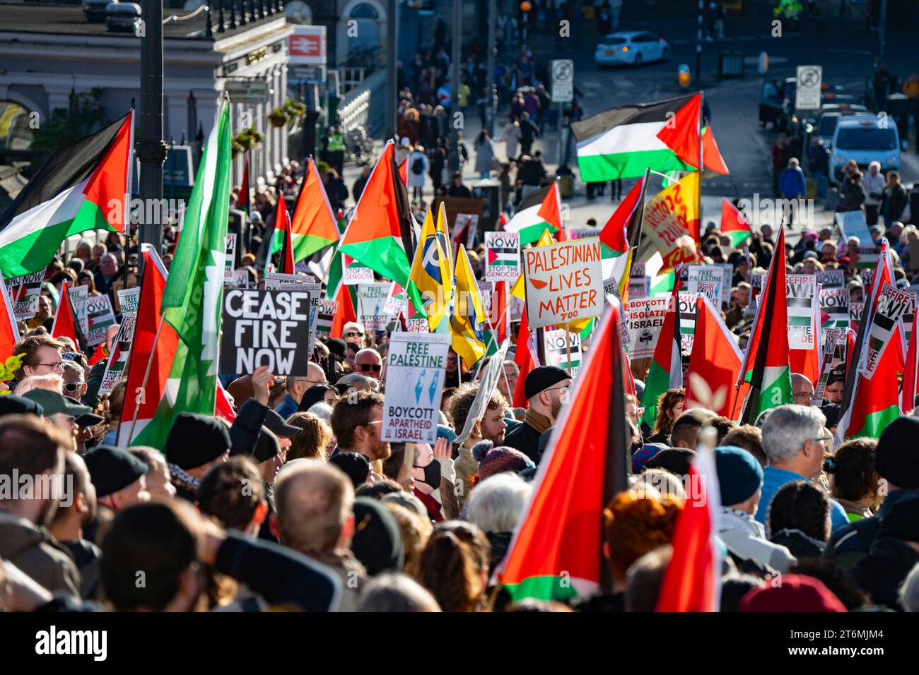 Édimbourg, Écosse, Royaume-Uni. 11 novembre 2023. Manifestation pro palestinienne sur le pont Waverley à Édimbourg. Manifestants réclamant un cessez-le-feu à Gaza. Iain Masterton/Alamy Live News Banque D'Images
