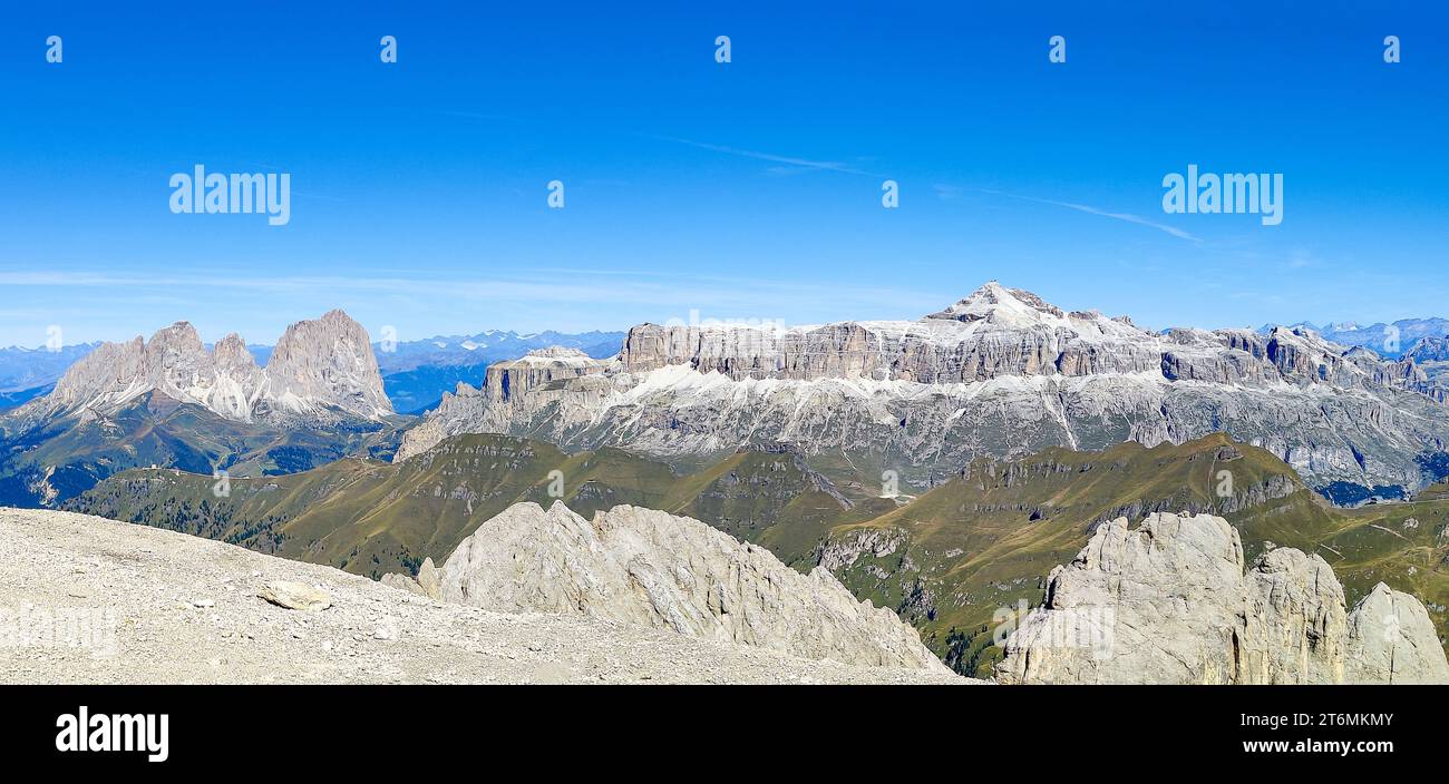 Vue panoramique des groupes Sella et Sassolungo de la Marmolade, Dolomites, Italie Banque D'Images