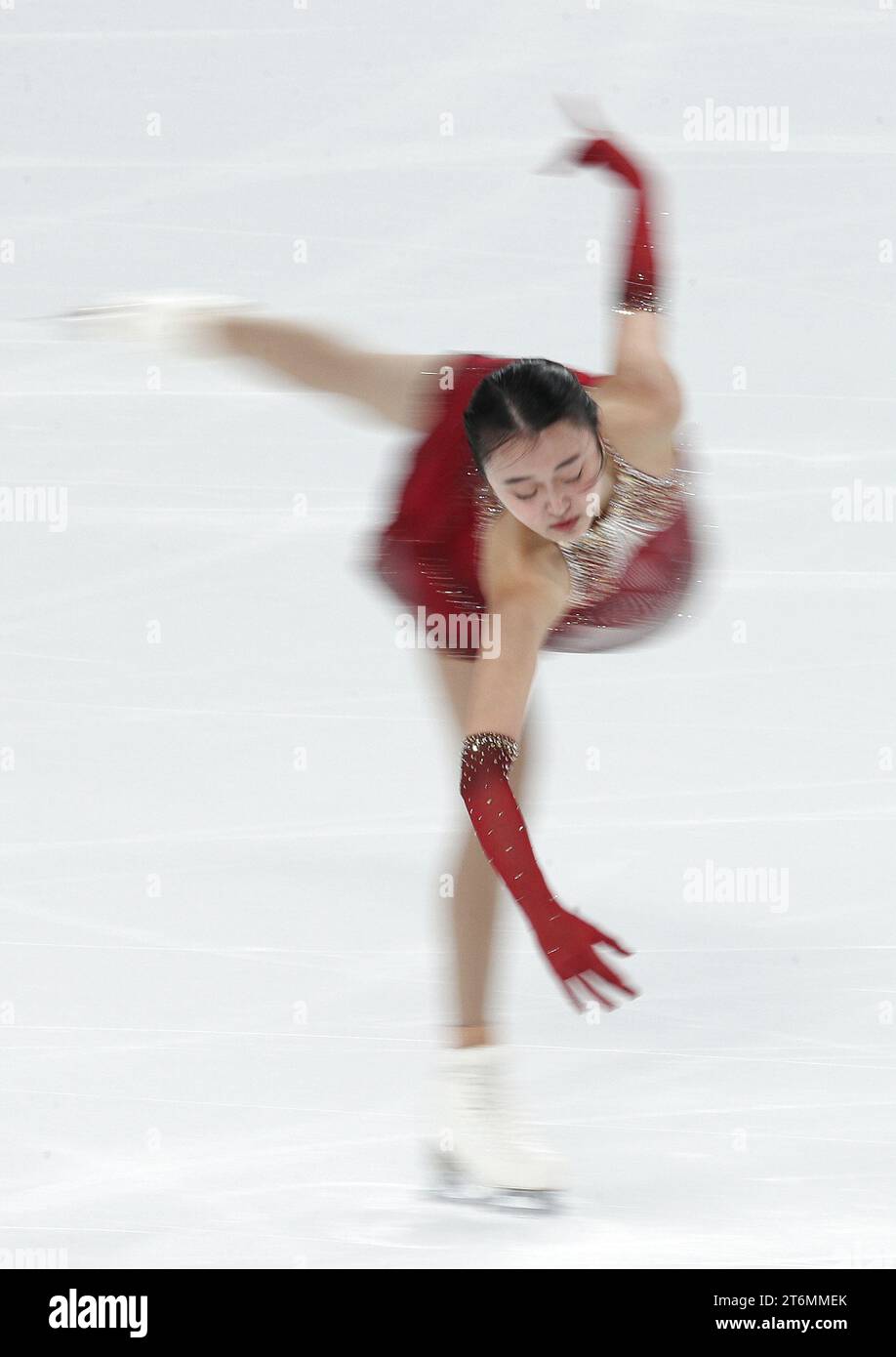 (231111) -- CHONGQING, 11 nov. 2023 (Xinhua) -- Zhu Yi, de Chine, se produit pendant le patinage libre féminin au Grand Prix ISU de patinage artistique de la coupe de Chine 2023 dans la municipalité de Chongqing, dans le sud-ouest de la Chine, le 11 novembre 2023. (Xinhua/Xu Yanan) Banque D'Images