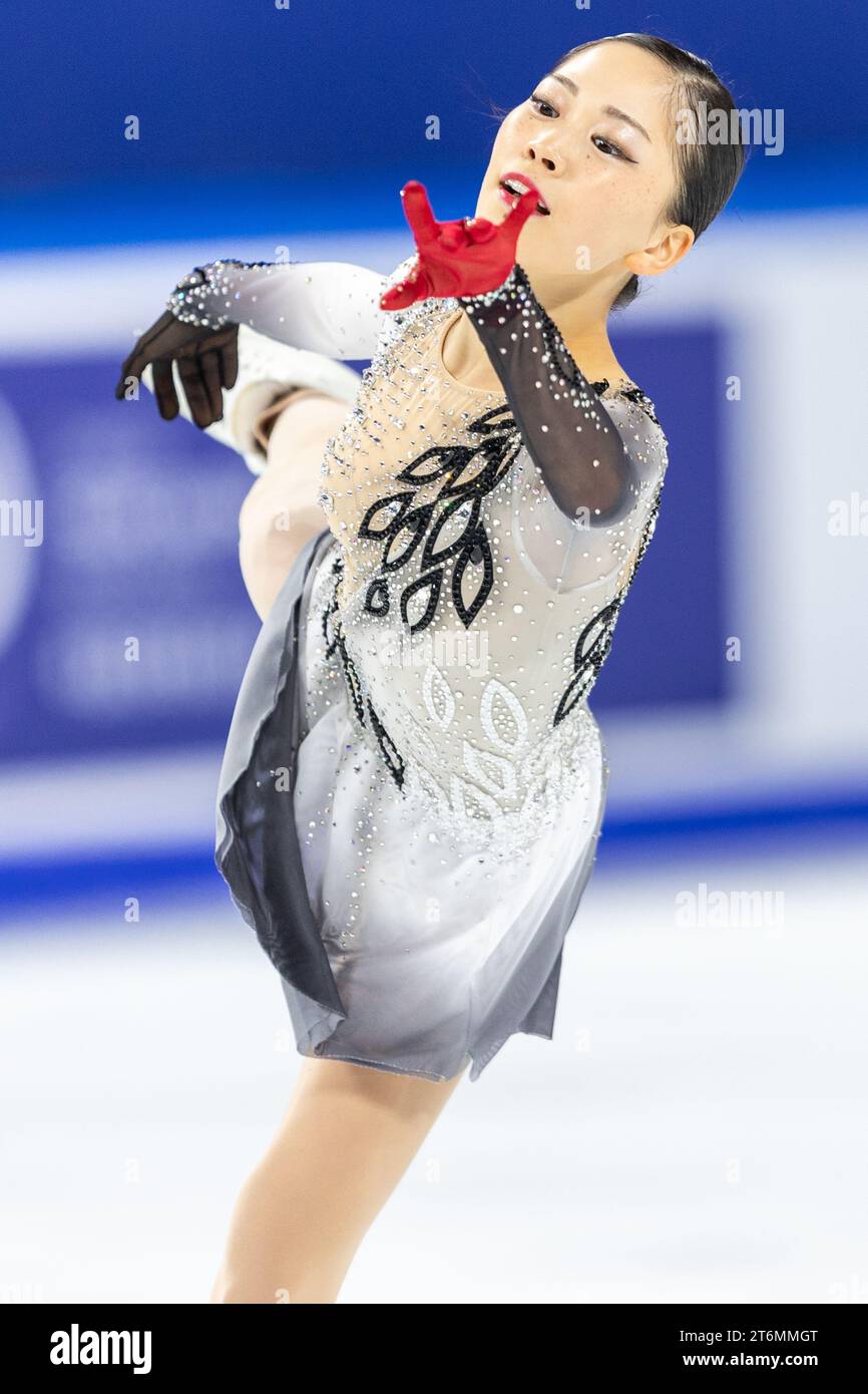 (231111) -- CHONGQING, 11 nov. 2023 (Xinhua) -- Yoshida Hana, du Japon, se produit pendant le patinage libre féminin au Grand Prix ISU de patinage artistique de la coupe de Chine 2023 dans la municipalité de Chongqing, dans le sud-ouest de la Chine, le 11 novembre 2023. (Xinhua/Chu Jiayin) Banque D'Images