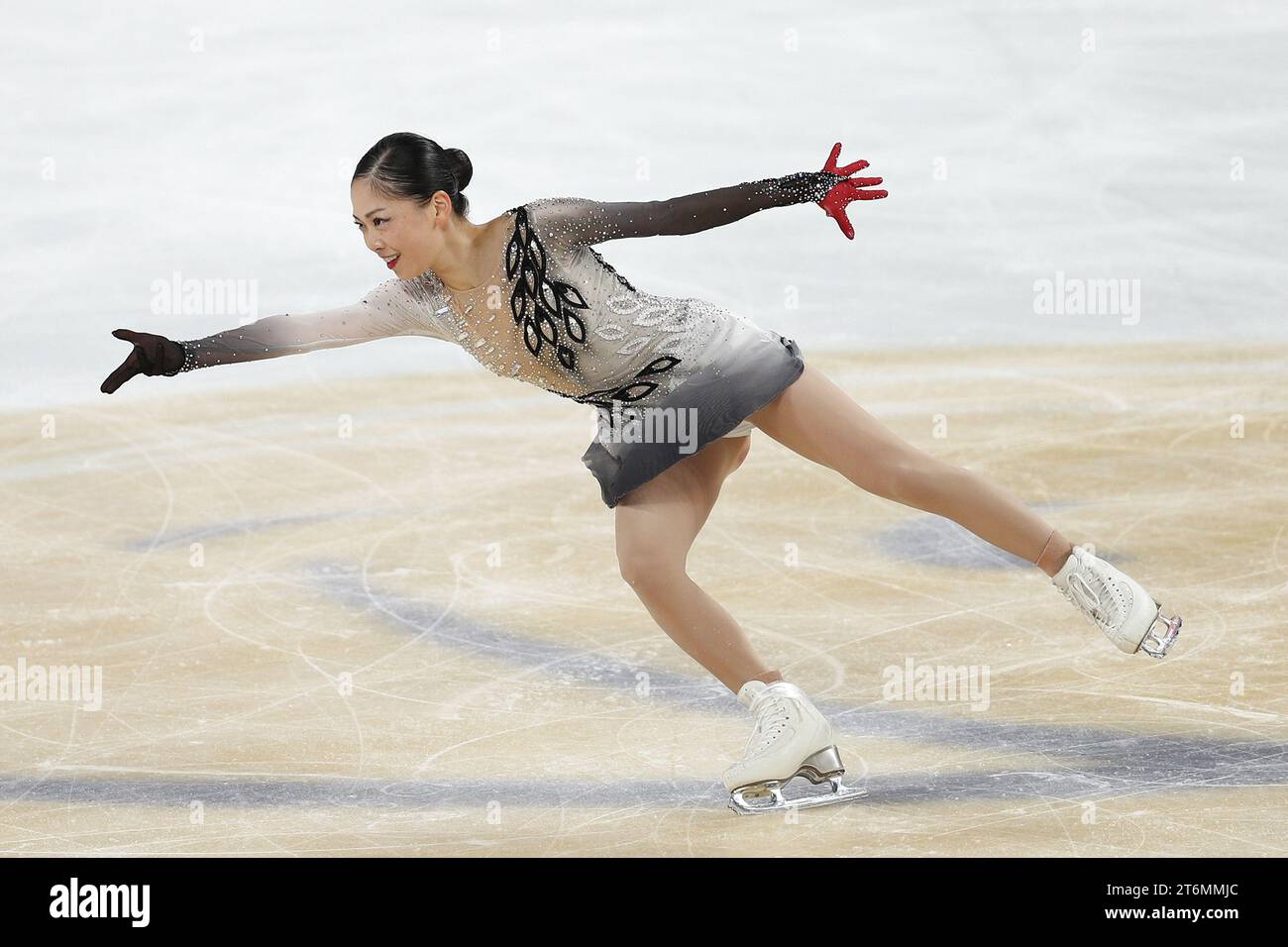 (231111) -- CHONGQING, 11 nov. 2023 (Xinhua) -- Yoshida Hana, du Japon, se produit pendant le patinage libre féminin au Grand Prix ISU de patinage artistique de la coupe de Chine 2023 dans la municipalité de Chongqing, dans le sud-ouest de la Chine, le 11 novembre 2023. (Xinhua/Xu Yanan) Banque D'Images