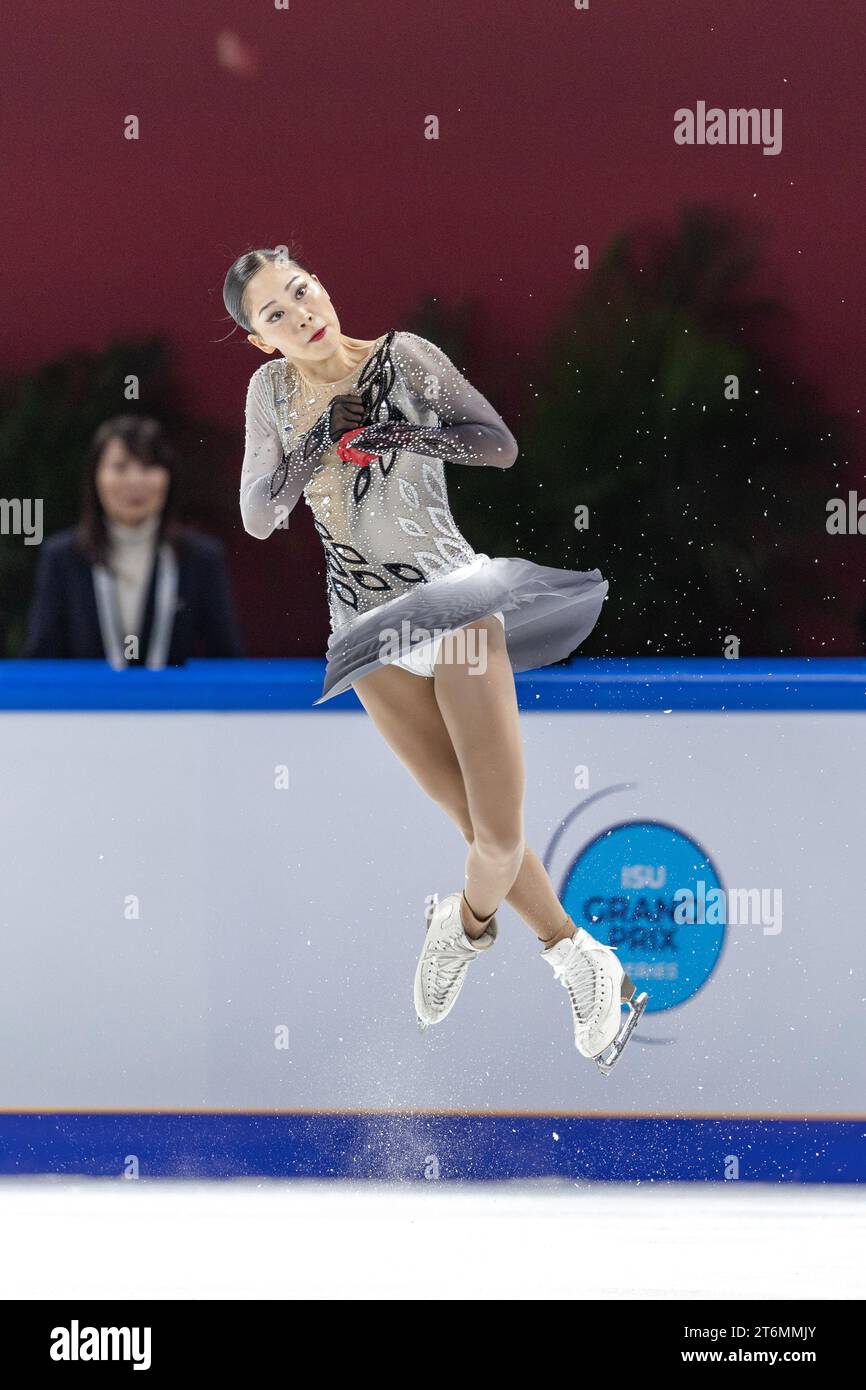 (231111) -- CHONGQING, 11 nov. 2023 (Xinhua) -- Yoshida Hana, du Japon, se produit pendant le patinage libre féminin au Grand Prix ISU de patinage artistique de la coupe de Chine 2023 dans la municipalité de Chongqing, dans le sud-ouest de la Chine, le 11 novembre 2023. (Xinhua/Huang Wei) Banque D'Images