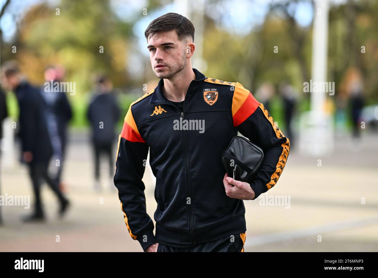 James Furlong #25 de Hull City arrive avant le Sky Bet Championship Match Hull City vs Huddersfield Town au MKM Stadium, Hull, Royaume-Uni, le 11 novembre 2023 (photo par Craig Thomas/News Images) dans , le 11/11/2023. (Photo Craig Thomas/News Images/Sipa USA) Banque D'Images