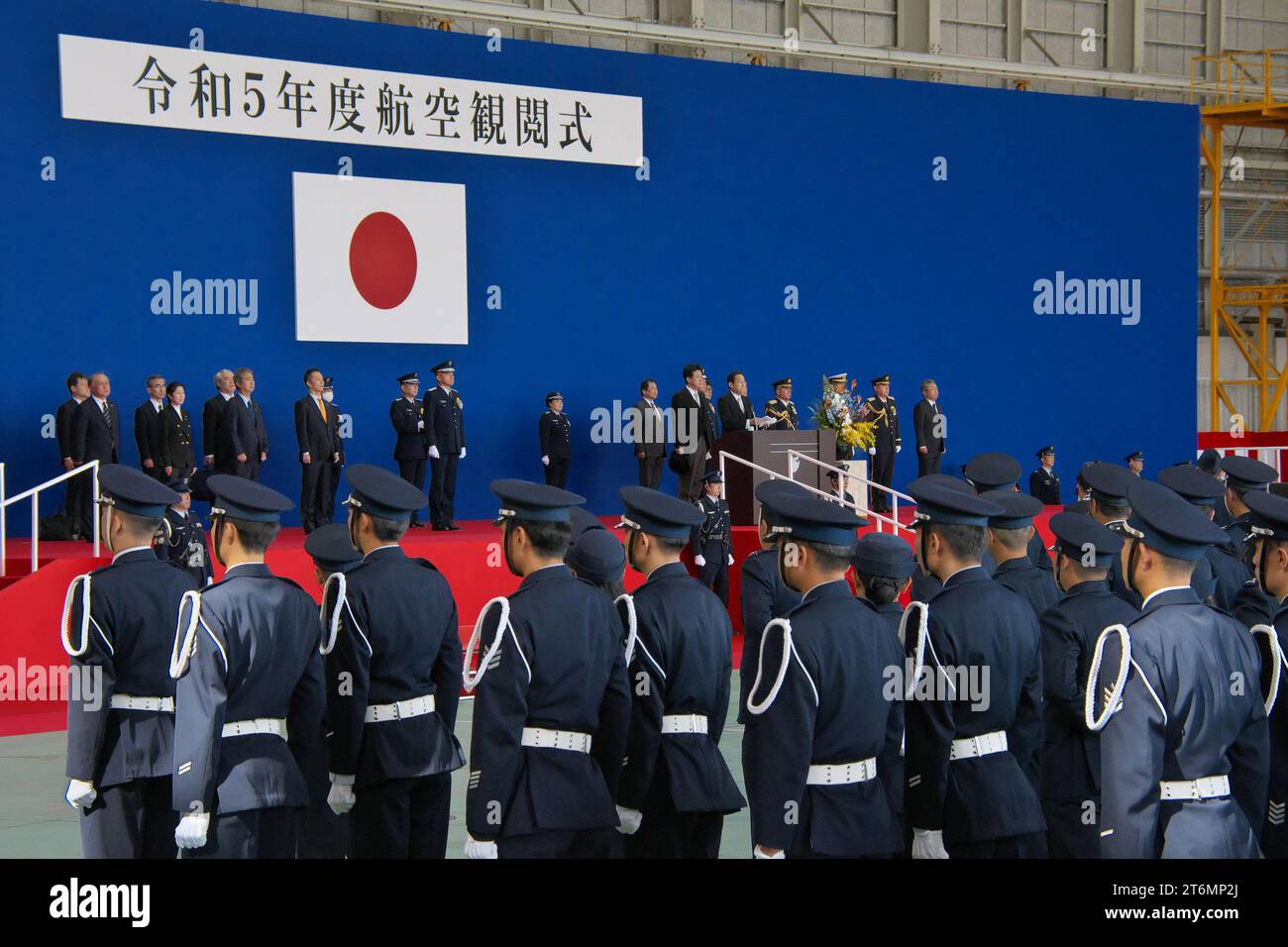 Le Premier ministre japonais Fumio Kishida prononce un discours lors d'un examen de la Force d'autodéfense aérienne à la base d'Iruma dans la préfecture de Saitama, au Japon, le samedi 11 novembre 2023. Photo de Keizo Mori/UPI Banque D'Images