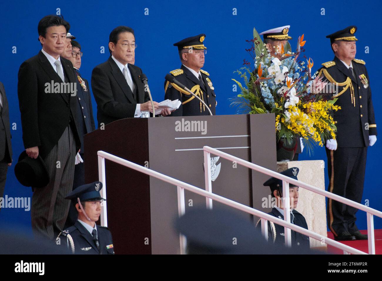 Le Premier ministre japonais Fumio Kishida prononce un discours lors d'un examen de la Force d'autodéfense aérienne à la base d'Iruma dans la préfecture de Saitama, au Japon, le samedi 11 novembre 2023. Photo de Keizo Mori/UPI Banque D'Images