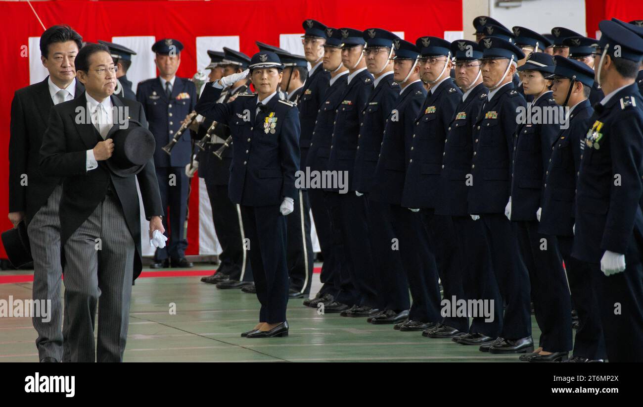 Le Premier ministre japonais Fumio Kishida reçoit le salut d'une garde d'honneur lors d'un examen de la Force d'autodéfense aérienne à la base d'Iruma dans la préfecture de Saitama, au Japon, le samedi 11 novembre 2023. Photo de Keizo Mori/UPI Banque D'Images