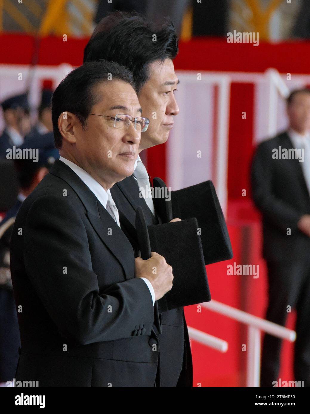 Le ministre japonais de la Défense Yasukazu Hamada reçoit le salut d'une garde d'honneur lors d'un examen de la Force d'autodéfense aérienne à la base d'Iruma dans la préfecture de Saitama, au Japon, le samedi 11 novembre 2023. Photo de Keizo Mori/UPI Banque D'Images