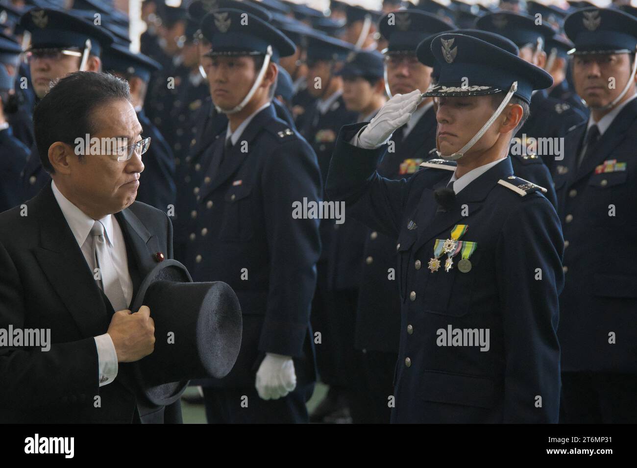 Le Premier ministre japonais Fumio Kishida reçoit le salut d'une garde d'honneur lors d'un examen de la Force d'autodéfense aérienne à la base d'Iruma dans la préfecture de Saitama, au Japon, le samedi 11 novembre 2023. Photo de Keizo Mori/UPI Banque D'Images