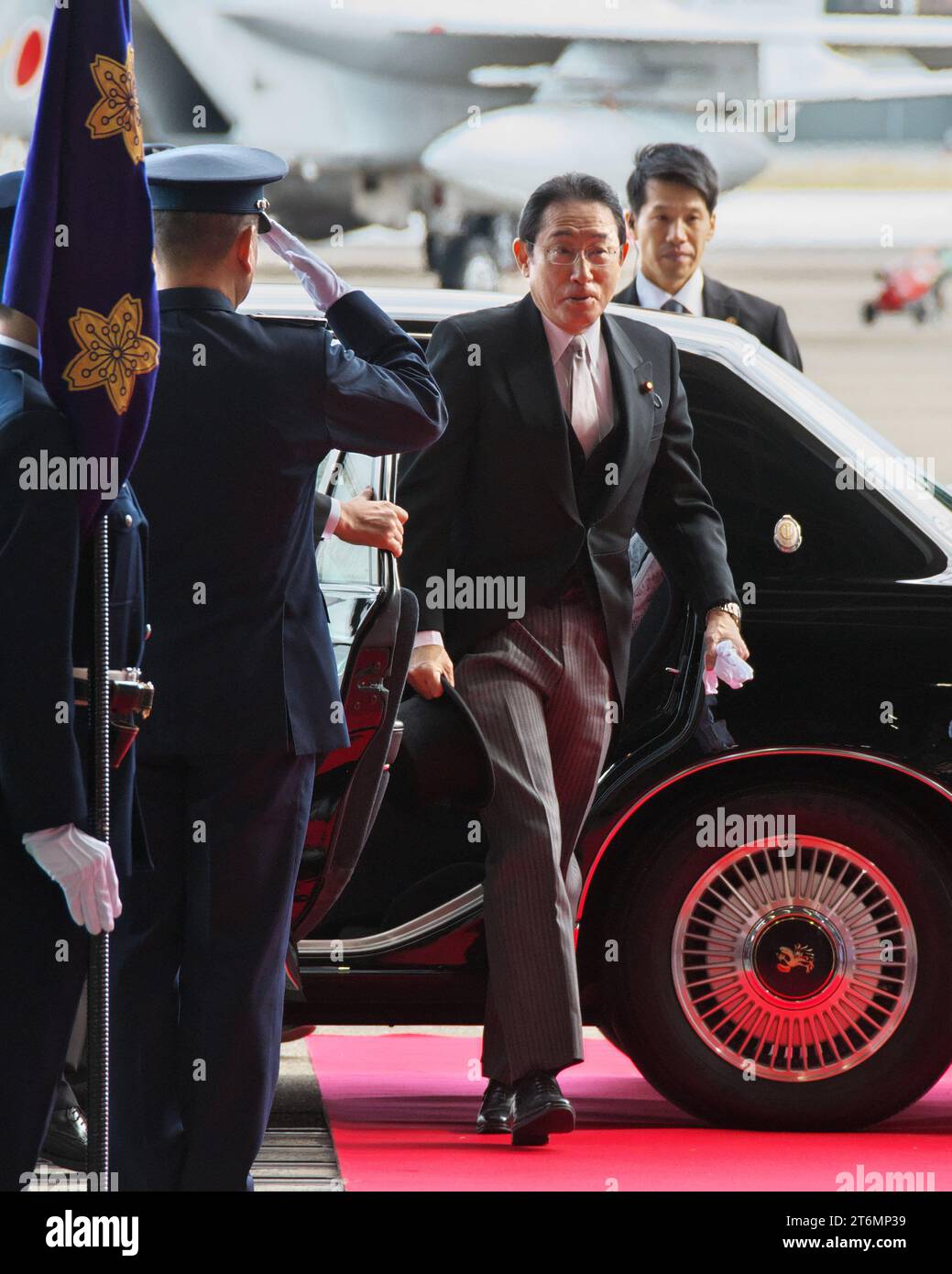 Le Premier ministre japonais Fumio Kishida arrive le samedi 11 novembre 2023 à la base d'Iruma dans la préfecture de Saitama, au Japon, pour l'examen de la Force d'autodéfense aérienne. Photo de Keizo Mori/UPI Banque D'Images