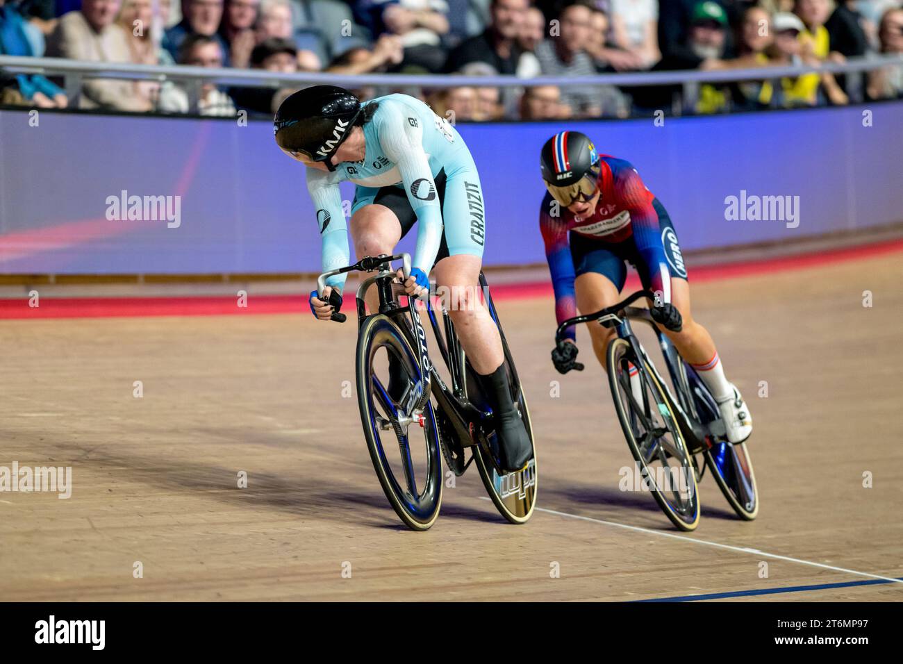 Londres, Royaume-Uni. 10 novembre 2023. Katie Archibald Royaume-Uni devance Anita Yvonne Stenberg, de Norvège, dans la course élimination féminine de la Ligue des Champions de piste UCI 2023 au Lee Valley Velopark, Londres, Angleterre, le 10 novembre 2023. Photo de Phil Hutchinson. Usage éditorial uniquement, licence requise pour un usage commercial. Aucune utilisation dans les Paris, les jeux ou les publications d'un seul club/ligue/joueur. Banque D'Images